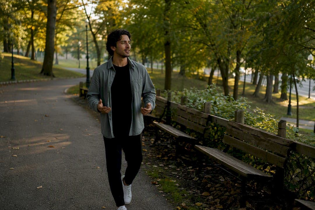 21 poses that make men look confident on camera