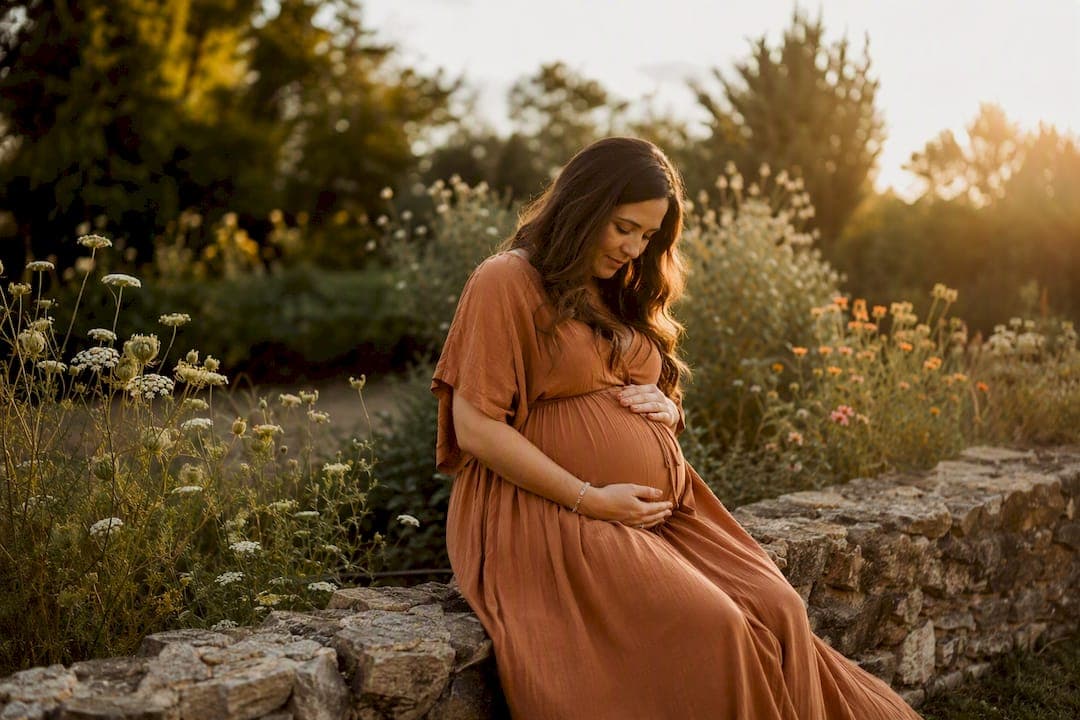 Maternity photo ideas: creative prompts for expectant parents
