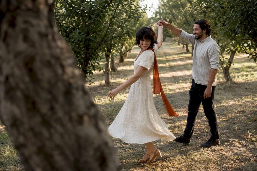 Pro Directed Prompts: 10 Copyable Moves for Candid Couples Photos