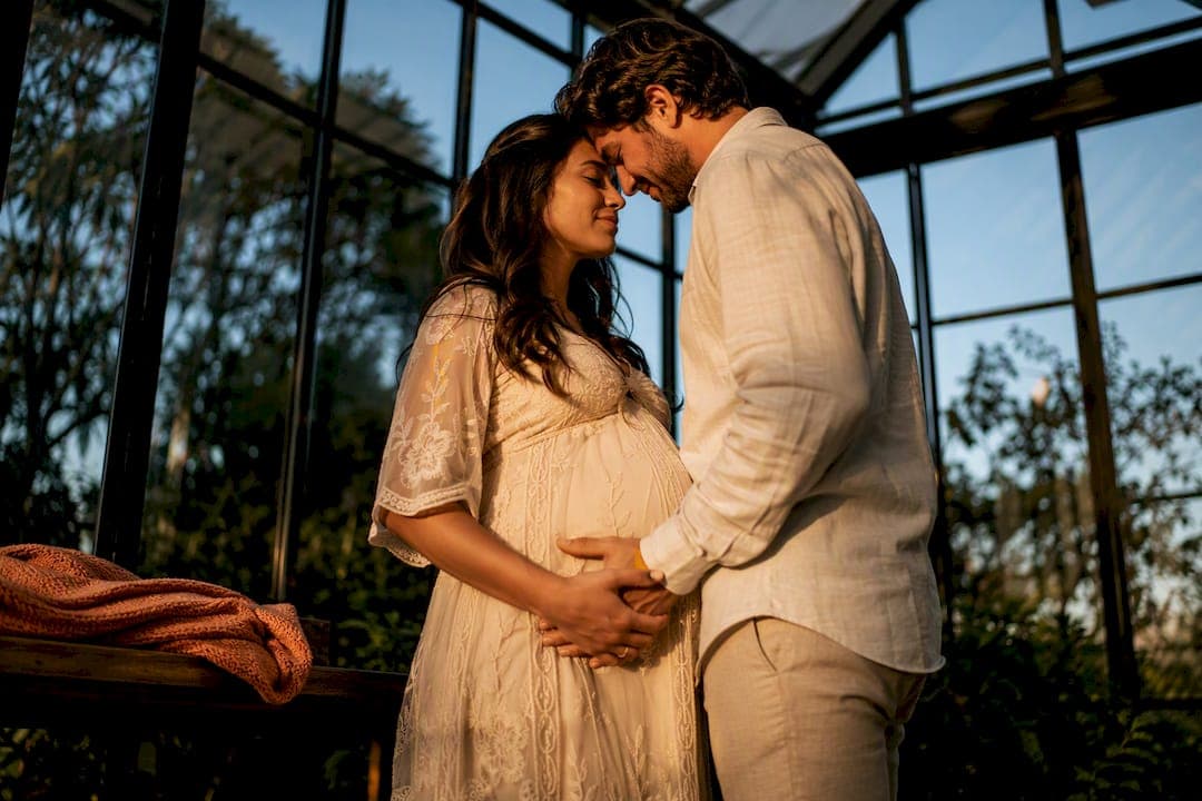 10 Maternity Couple Poses With Copyable Prompts by an NZ Photographer