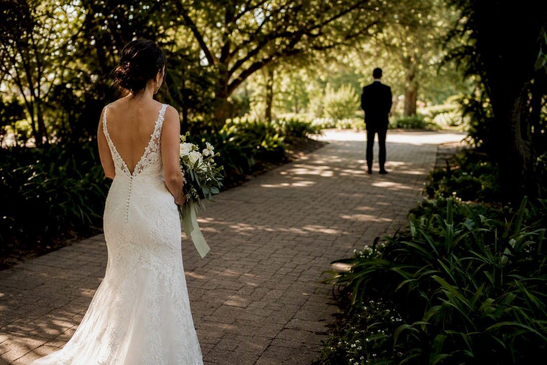 Schedule First Look Photos in a 15–90 Minute Block for Couples